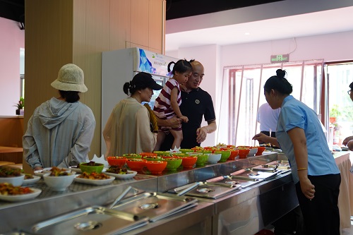 居民用餐.jpg